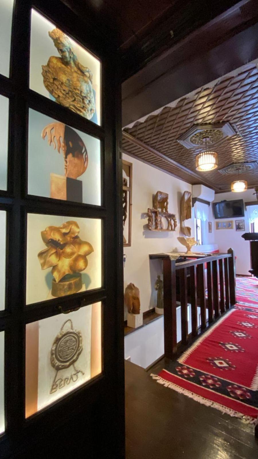 Oda E Skulptorit-Unesco Quarter 培拉特 外观 照片